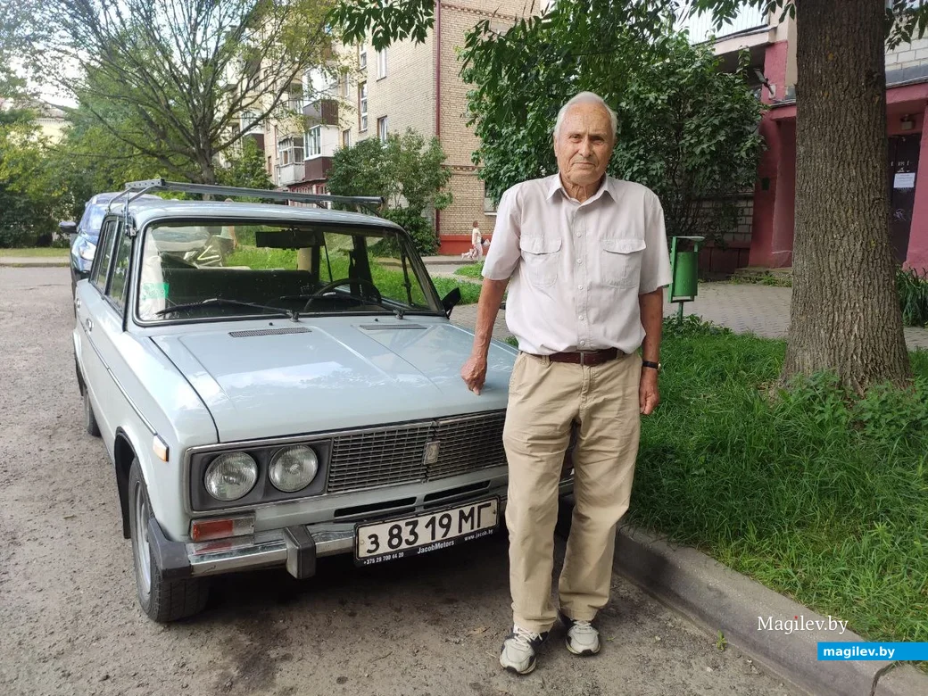  5.08.2025 г. Артур Александрович Ревяко возле своих «Жигулей» . 