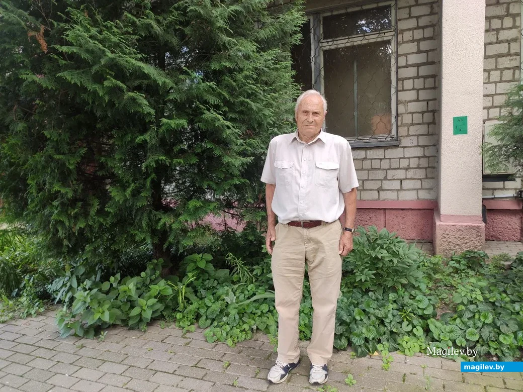  5.08.2025 г. Артур Александрович Ревяко у своего дома на ул. Социалистической. 