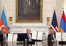 Армения и Азербайджан подписали в США декларацию о прекращении боевых действий