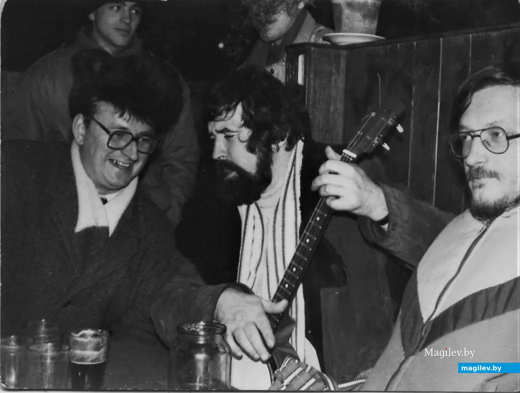 1980-е годы, Могилев. В «Центральном» пивбаре. Филипп под банджо исполняет песню собственного сочинения.