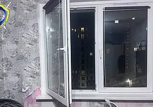 Маленький ребенок выпал из окна пятого этажа в Минске. Мальчик погиб