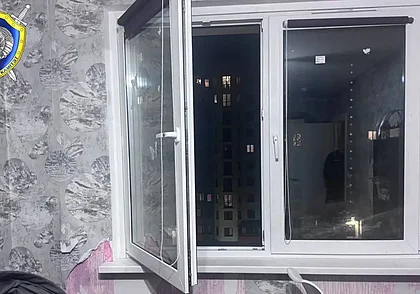 Маленький ребенок выпал из окна пятого этажа в Минске. Мальчик погиб