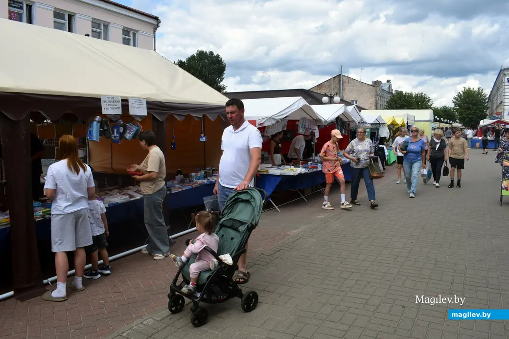 8 августа 2025 года. Школьный базар в Бобруйске на улице Социалистической возле рынка.