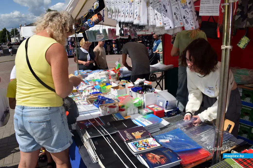 8 августа 2025 года. Школьный базар в Бобруйске на улице Социалистической возле рынка.