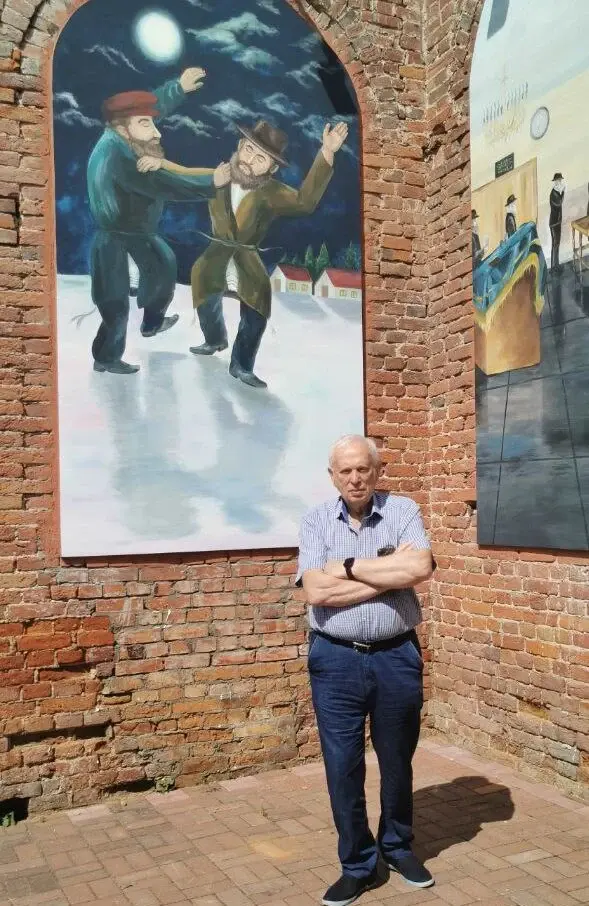 Август 2025 г. Олег Ефимович Морткович в Еврейском дворике Бобруйска.