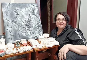 «Работа с гипсом – волшебный процесс». Заглянули в мастерскую Натальи Голомако из Глуска