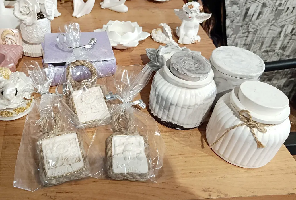 Август 2025 г. Работы из гипса Натальи Голомако. Ароматные саше и баночки для специй.