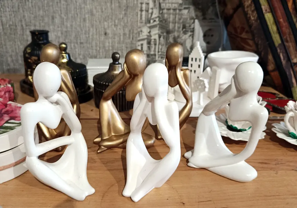 Август 2025 г. Работы из гипса Натальи Голомако. Серия "Думы".