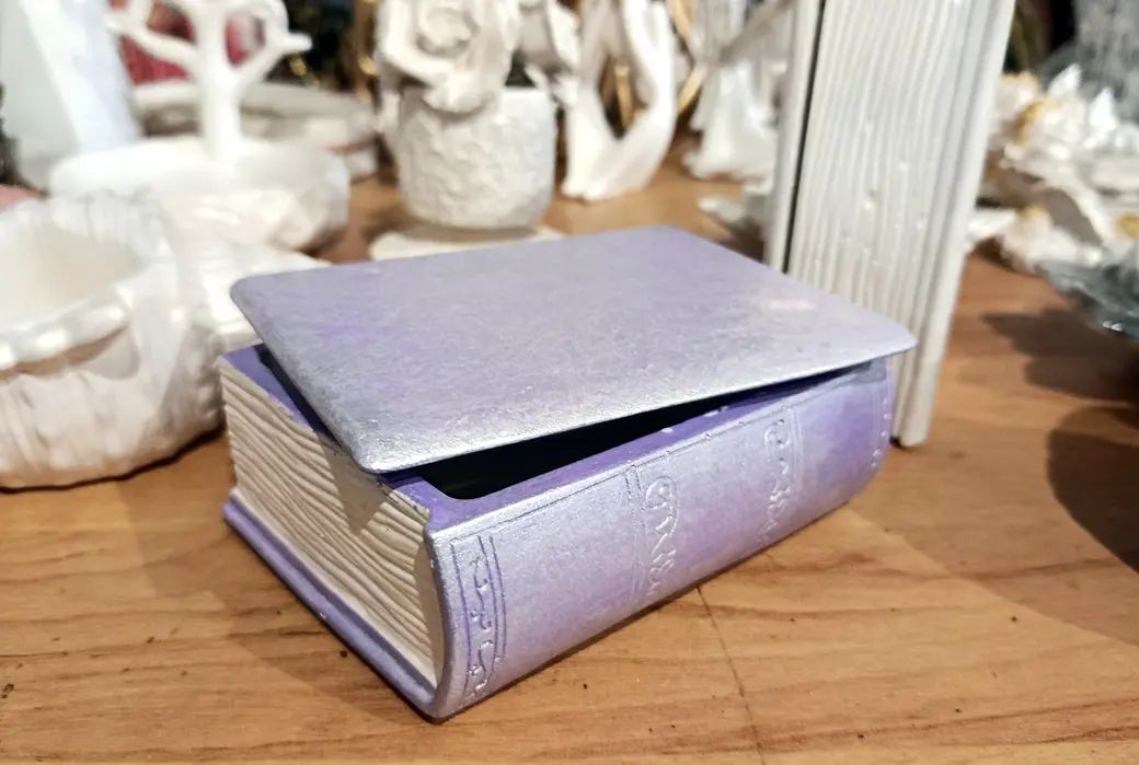 Август 2025 г. Работы из гипса Натальи Голомако. Шкатулка-книга.