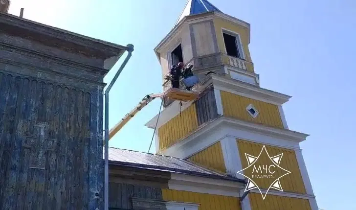 15 августа 2025 года. Пожар в здании храма Святителя Николая Чудотворца в агрогородке Озяты. Кадр видео МЧС.