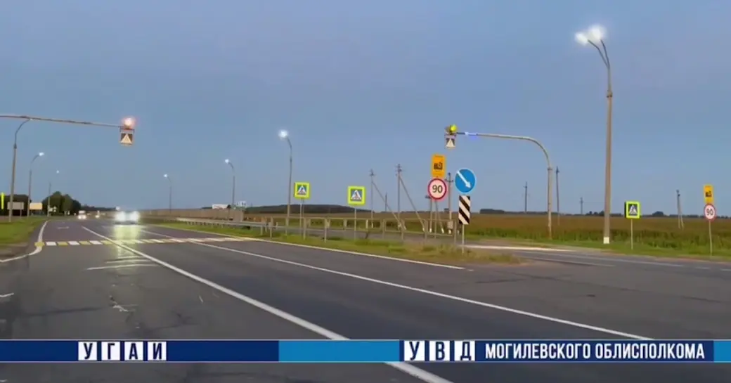 На сегодняшний день конструкция уже установлена в Белыничском районе на автодороге М-4 «Минск - Могилев». Кадр видео ГАИ.