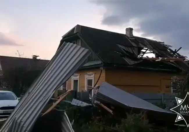 Последствия непогоды в Могилевской и Брестской областях: повреждены кровли домов, упали деревья