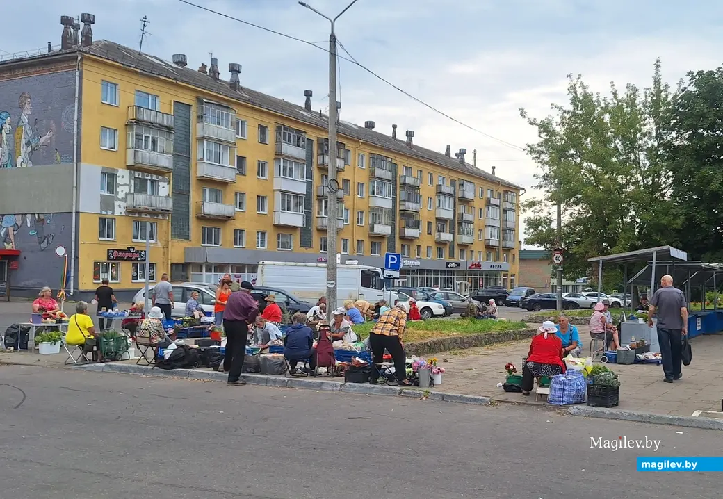 16.08.2025 г. Могилев, "стихийная" торговля теперь не перед, а за Минским рынком.