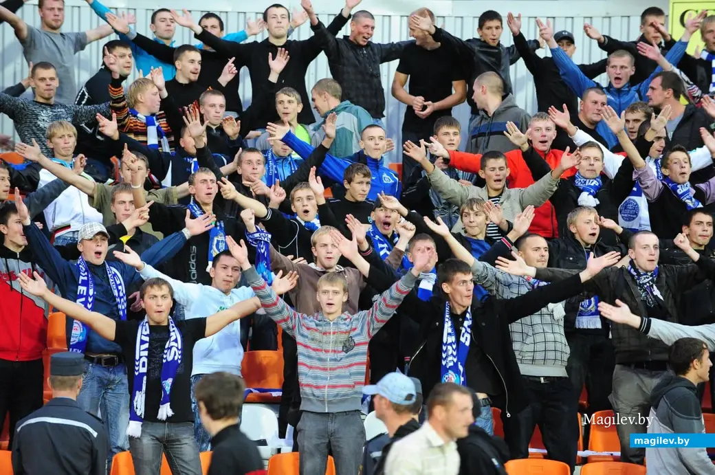 26.08.2010, Могилев. Фрагмент матча «Днепр» – «Вильяреал». Могилевские болельщики.