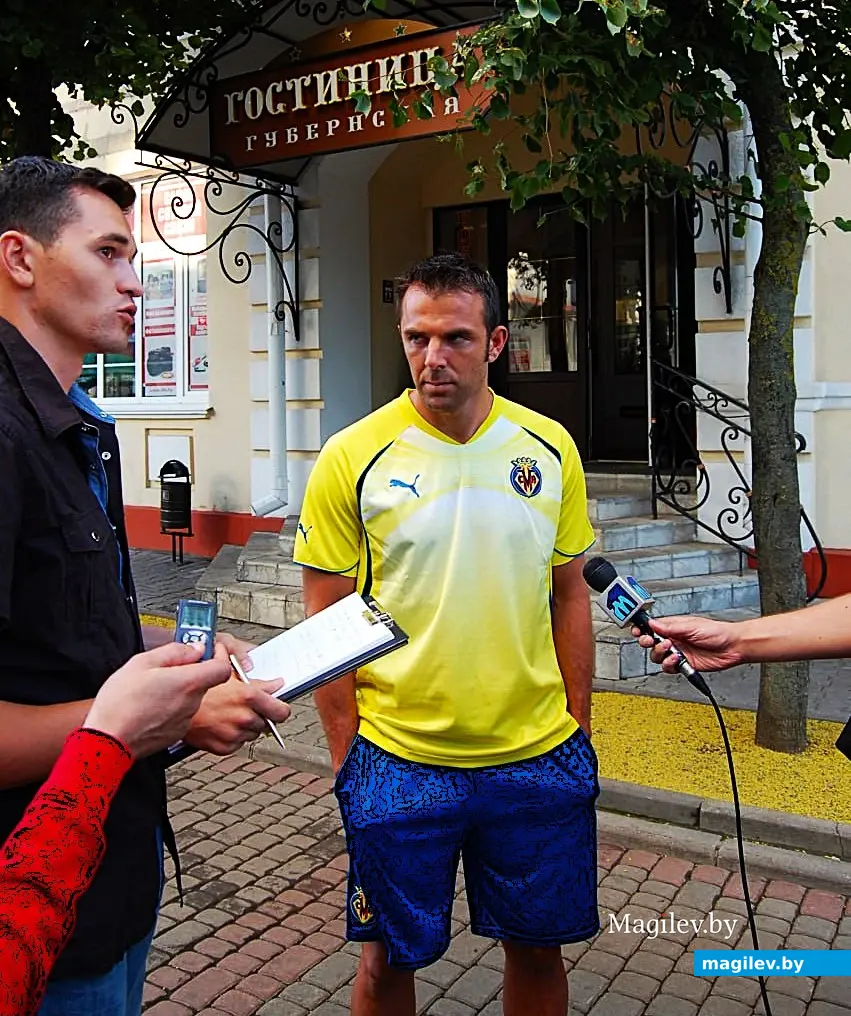 25.08.2010, Могилев, ул. Ленинская. Игрок «Вильяреала», чемпион мира и Европы, Карлос Марчена дает интервью.