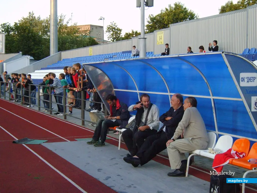 25.08.2010, Могилев. Президент «Вильяреала» Фернандо Роч (первый справа) за день до игры на стадионе «Спартак».