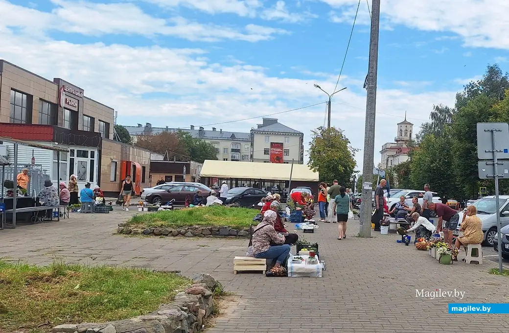 16.08.2025 г. Могилев, "стихийная" торговля теперь не перед, а за Минским рынком.