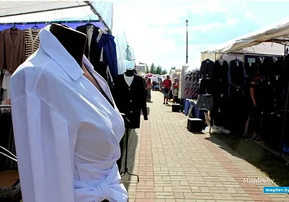 Просроченные товары и одежда по завышенной цене: что продают детям перед школой