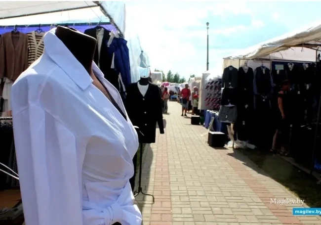 Просроченные товары и одежда по завышенной цене: что продают детям перед школой