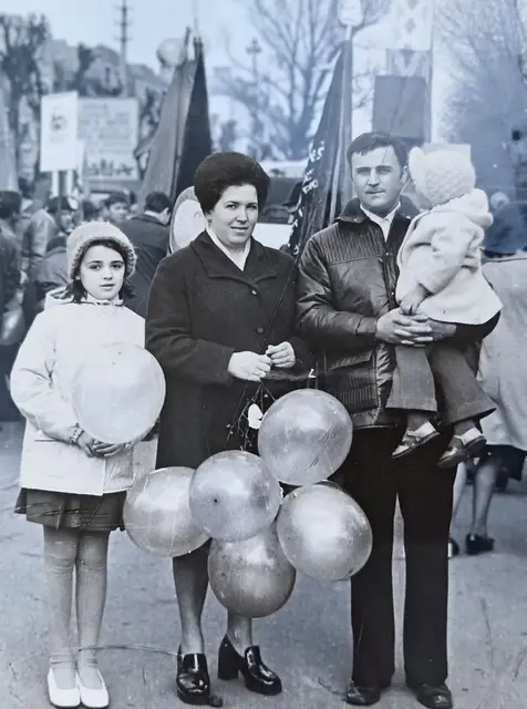 Бобруйск, 1974 г. Демонстрация в честь Дня Октябрьской революции. Супруги Булай с дочерьми Леной и Олей.