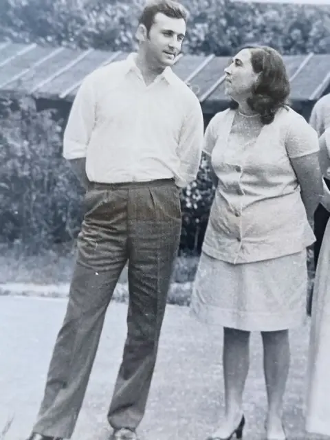 Конец 60-х. Супруги Булай на свадьбе у друзей.