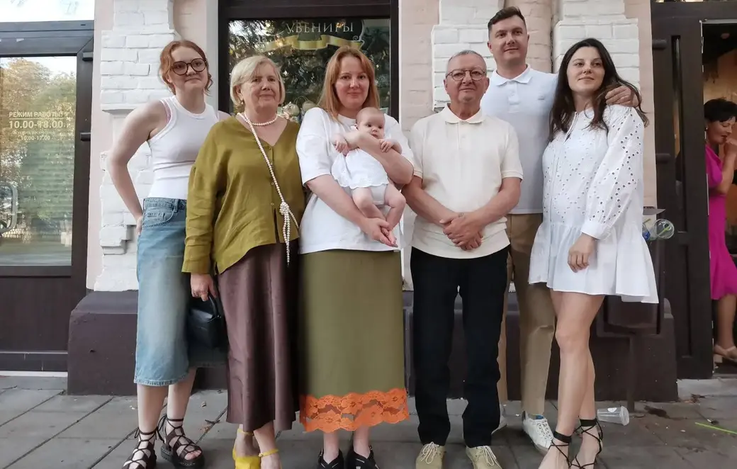 Игорь Иванович Ахметшин со своей семьей. Слева направо: внучка Варвара, супруга Наталья Васильевна, старшая дочь Анастасия с маленькой Матреной, Игорь Иванович, младшая