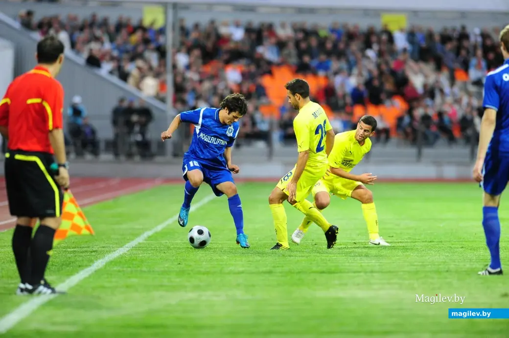 26.08.2010, Могилев. Фрагмент матча «Днепр» – «Вильяреал». С мячом Владимир Юрченко.