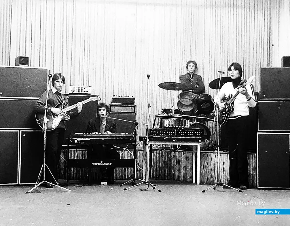 1979, Могилев, танцзал Кирова. Игорь Беляев (слева) и его товарищи. Юра Недвецкий справа.