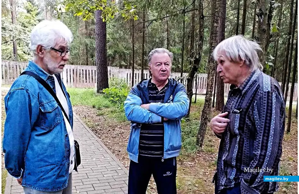 Август 2025, Могилев, санаторий «Сосны». Слева направо: Валик Галиновский, Валера Катков, Джоник (Евгений Корнеев).