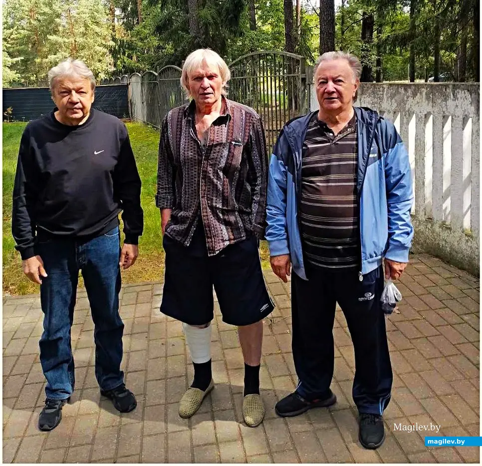 Август 2025, Могилев, санаторий «Сосны». Слева направо: Сергей Корнеев (однофамилец Джоника), Валера Катков, Джоник (Евгений Корнеев).