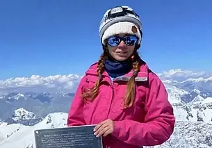 Российская альпинистка умирает на вершине пика Победы