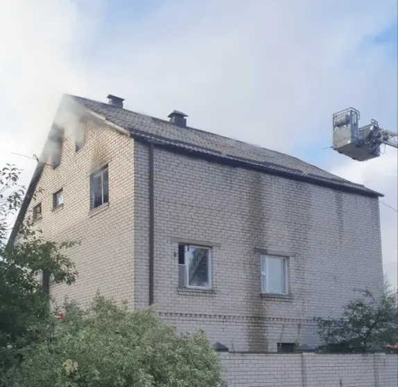 21 августа 2025 года. Пожар в доме на улице Озерина. Фото: МЧС..