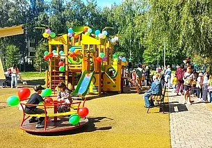 В могилевской Казимировке на помощь новогодней елке пришли тренажеры