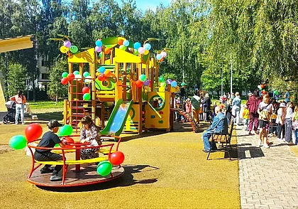 В могилевской Казимировке на помощь новогодней елке пришли тренажеры