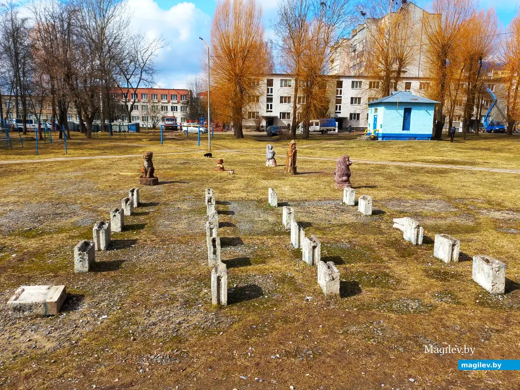 2024 год, Могилев, Казимировка. только столбики остались скамеек...
