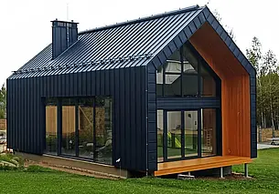 Фальцевая кровля или металлочерепица: что лучше выбрать для частного дома?