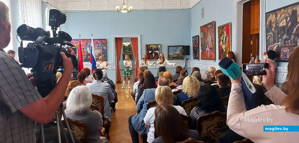 22.08.2025, Могилев, областной художественный музей имени Павла Масленикова. Открытие выставки. В зале с произведениями Владимира Корбакова.