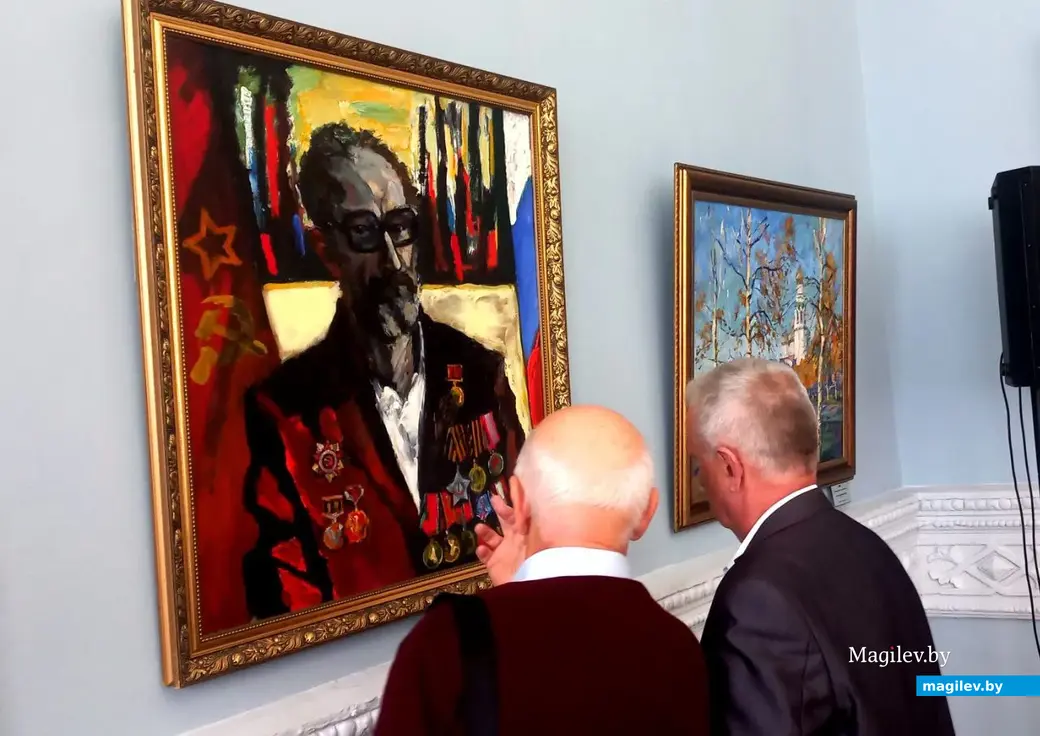 22.08.2025, Могилев, областной художественный музей имени Павла Масленикова. Открытие выставки. В зале с произведениями Владимира Корбакова.