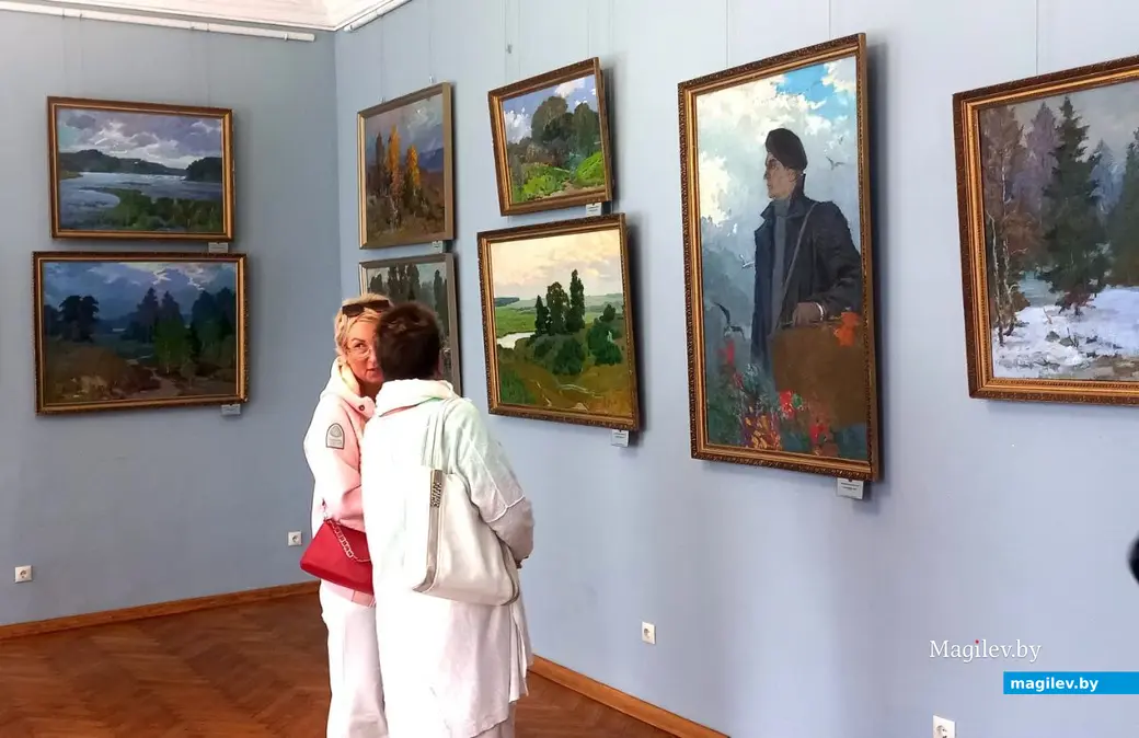 22.08.2025, Могилев, областной художественный музей имени Павла Масленикова. Открытие выставки. В зале с произведениями Павла Масленикова.