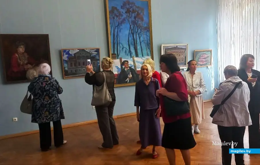 22.08.2025, Могилев, областной художественный музей имени Павла Масленикова. Открытие выставки. В зале с произведениями Владимира Корбакова.