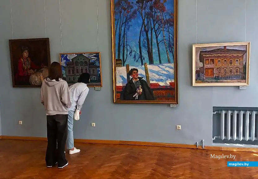 22.08.2025, Могилев, областной художественный музей имени Павла Масленикова. Открытие выставки. В зале с произведениями Владимира Корбакова.