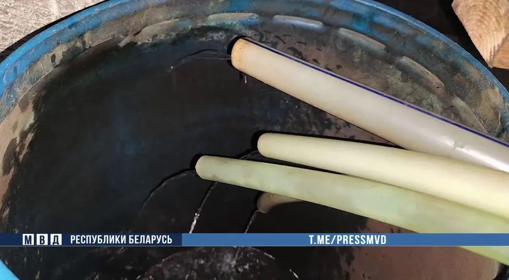 Нелегальный самогонный завод в Молодечненском районе. Кадр оперативной съемки.