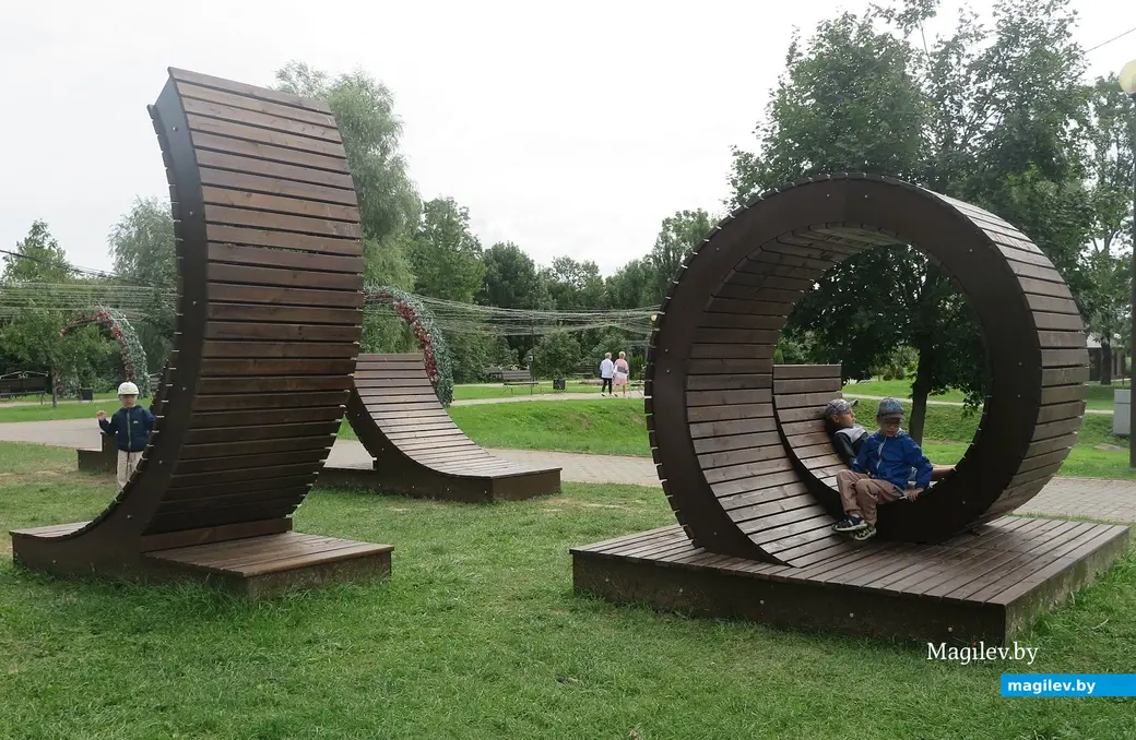 Август 2025 г. Могилев, парк Подниколье. Те самые деревянные конструкции!