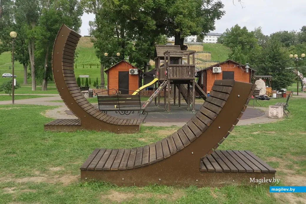Август 2025 г. Могилев, парк Подниколье. Те самые деревянные конструкции!