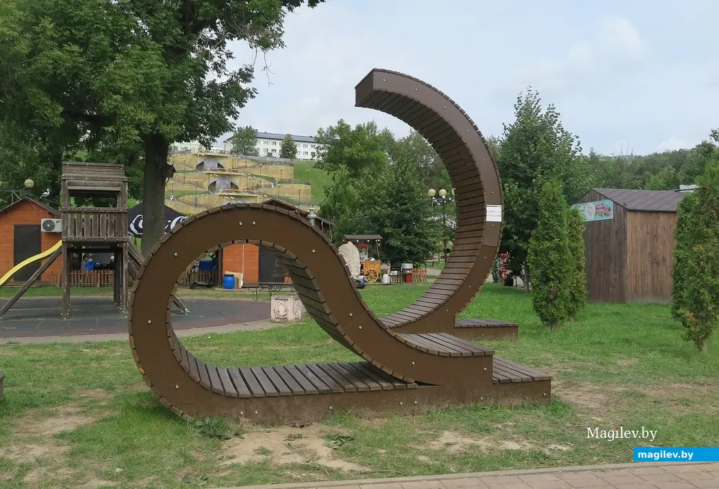 Август 2025 г. Могилев, парк Подниколье. Те самые деревянные конструкции!