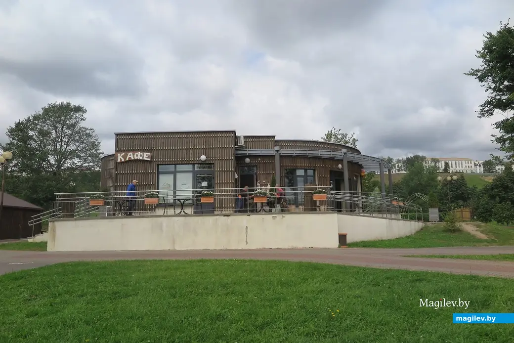 Август 2025 г. Могилев, парк Подниколье. Кафе с 1 августа закрылось на реорганизацию.