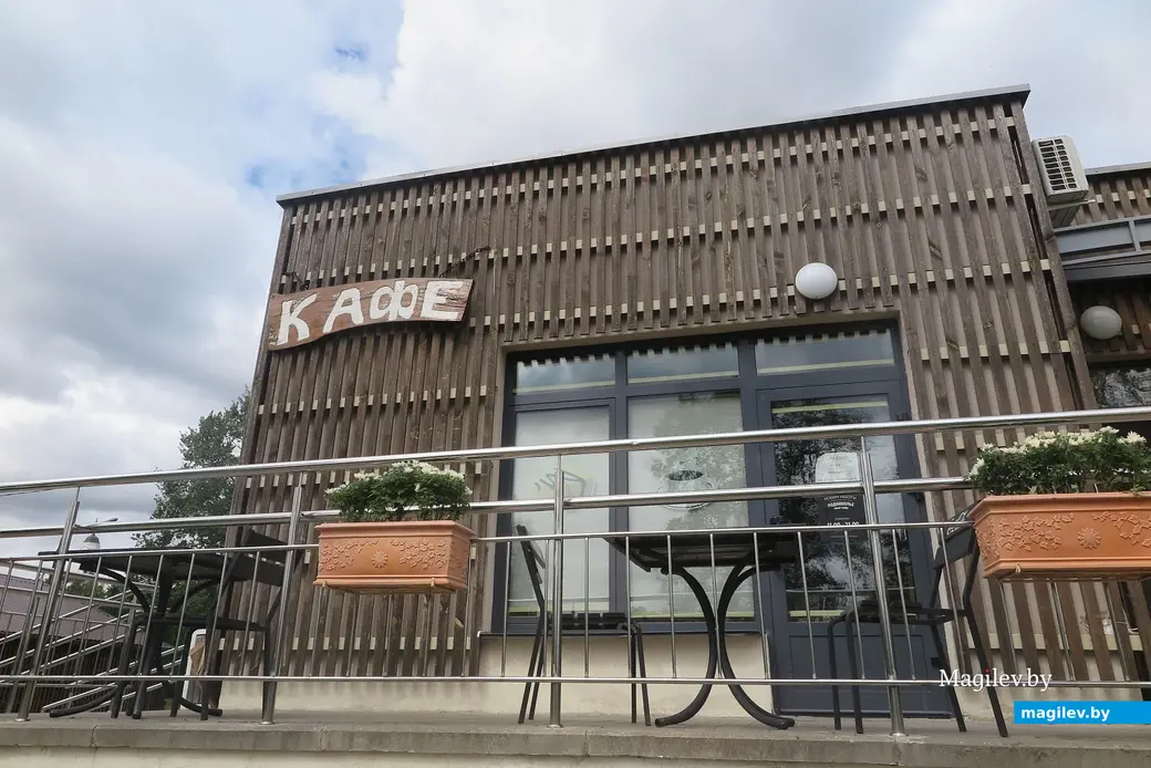 Август 2025 г. Могилев, парк Подниколье. Кафе с 1 августа закрылось на реорганизацию.