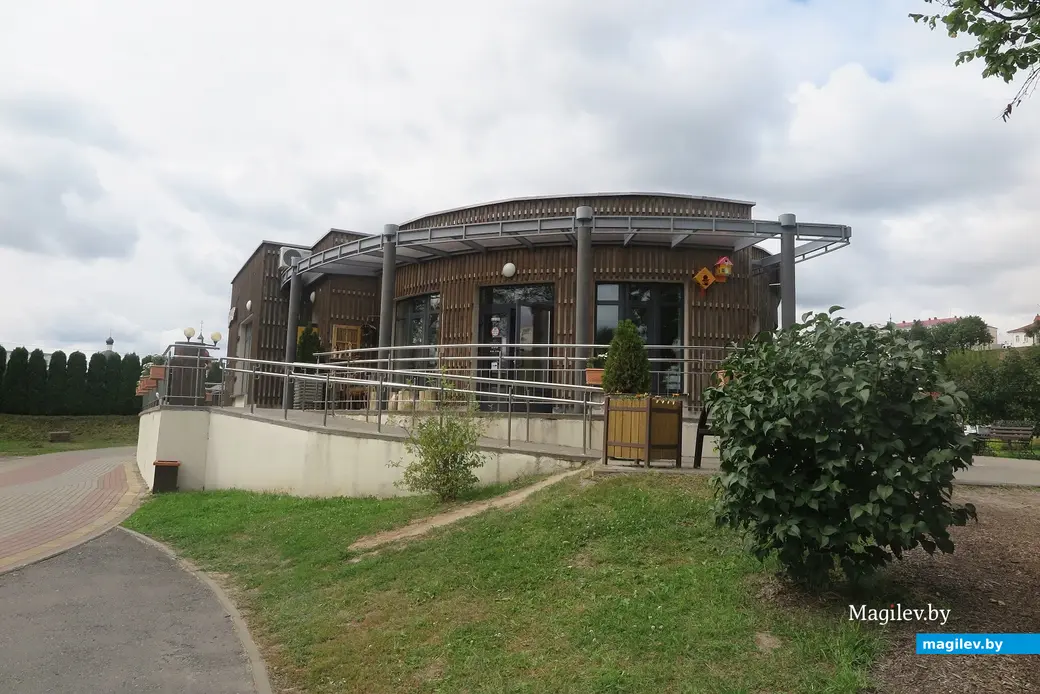 Август 2025 г. Могилев, парк Подниколье. Кафе с 1 августа закрылось на реорганизацию.