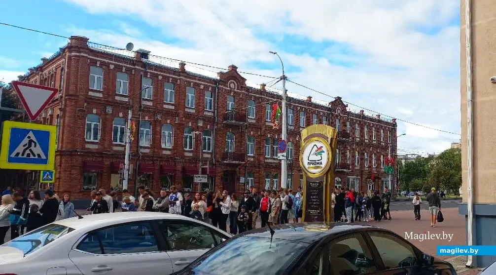 24.08.2025, Могилев. Очередь из болельщиков на подступах к стадиону «Спартак».