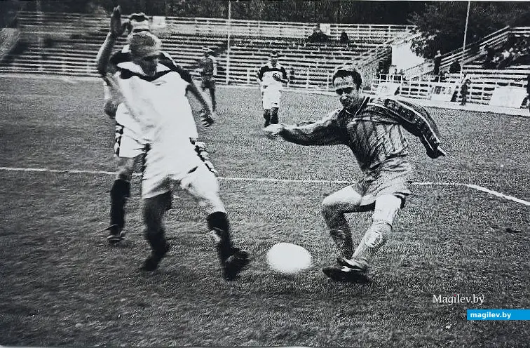 1990-е годы, Могилев. Деревянные скамейки стадиона «Спартак» того времени были свидетелями ярких побед нашей команды в Высшей лиге национального чемпионата.